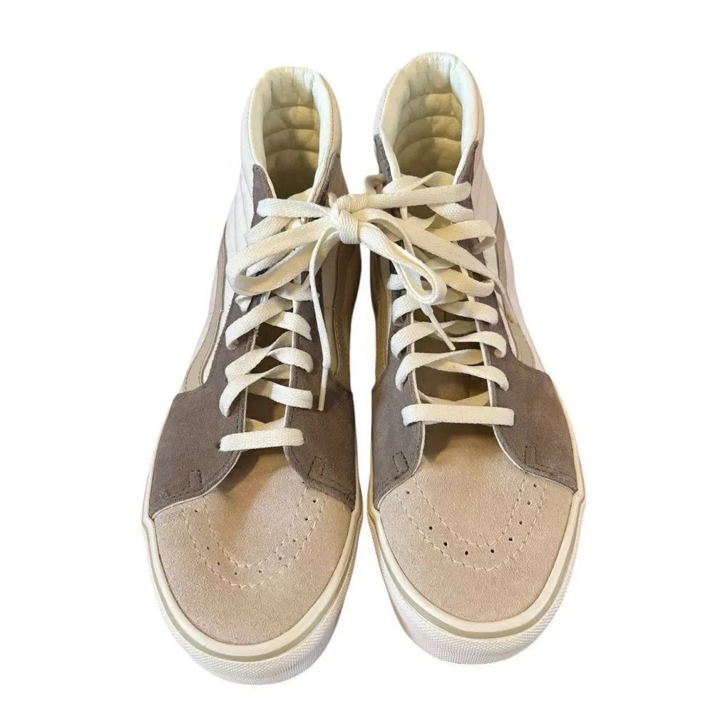 Vans Unisex SK8-Hi Sneakers in Creme
& Gray.
Men’s 9. Women’s-7.5